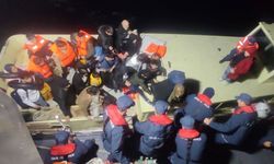 Ayvacık açıklarında teknede 44 kaçak göçmen ile 1 göçmen kaçakçısı yakalandı