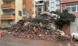 Maltepe’de bina yıkım esnasında caddeye çöktü