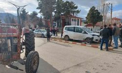 Burdur’da traktör ile hafif ticari araç çarpıştı: 1 yaralı