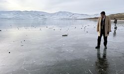 Atlı kızakçılar, Çıldır Gölü'nün yüzeyinin buz kalınlığının artmasını bekliyor