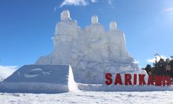 "Sarıkamış şehitleri" anısına yapılan kardan heykeller, ziyaretçilerine duygusal anlar yaşatıyor