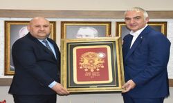 Kültür ve Turizm Bakanı Ersoy'dan MHP Antalya İl Başkanı'na temsili 57. Alay Sancağı hediyesi