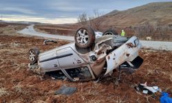 Çorum'da devrilen otomobilin sürücüsü emniyet kemeri sayesinde kazayı yaralanmadan atlattı