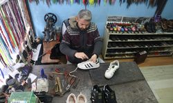 Sakarya'da 24 yıldır ayakkabı tamir eden Tevrat usta mesleği yaşatmak istiyor