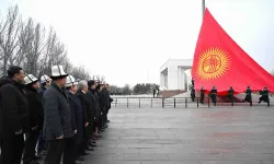 Yeni Kırgızistan bayrağı Bişkek’te göndere çekildi