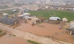 İdlib'de sağanak nedeniyle kamplardaki yüzlerce ailenin çadırını su bastı