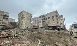 Şanlıurfa'da ağır hasarlı binaların yıkımı devam ediyor