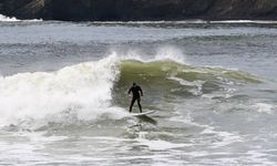 Yağışlı Hava Şartlarına Rağmen Sörf Tutkunları Golden Gate Köprüsü Altında Sörf Yaptı