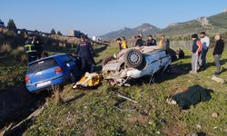 Adana'da iki otomobilin çarpıştığı kazada 2 kişi hayatını kaybetti, 4 kişi yaralandı