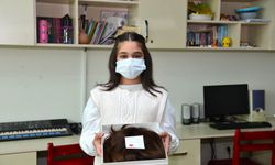 Mersin'de 10 yaşındaki Azra, saçlarını kanser tedavisi gören çocuğa hediye etti