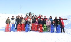 Ağrı'da yetim çocuklar Küpkıran Kayak Merkezi'nde kızakla kayarak eğlendi