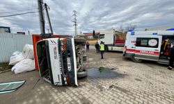 Kocaeli'de tırla çarpışarak devrilen kamyonetteki 2 kişi yaralandı