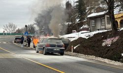 Bolu'da otomobilde çıkan yangın kar ve yangın tüpleriyle yapılan müdahaleyle söndürüldü