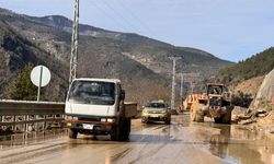 Artvin'de heyelan nedeniyle kapanan kara yolları kontrollü ulaşıma açıldı