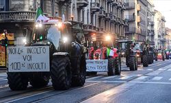 İtalya'da çiftçiler traktörleriyle Milano kentine gelerek protesto düzenledi