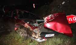 İzmir'de iki otomobilin çarpıştığı kazada 1 kişi hayatını kaybetti, 3 kişi yaralandı