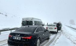 Erzurum'da Yayla Geçidi'nde ulaşım kar ve tipi dolayısıyla güçlükle sağlanıyor