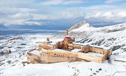 Tarihi İshak Paşa Sarayı Martta karla kaplandı