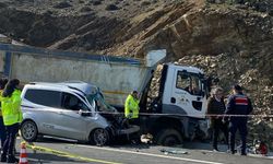 Çanakkale'de kamyon ile hafif ticari aracın çarpıştığı kazada 1 kişi hayatını kaybetti
