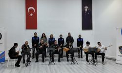 Sinop'ta polislerle öğrenciler Çanakkale türküsünü seslendirdi