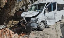 Çorum'da öğrenci servisiyle otomobil çarpıştı: 16 kişi yaralandı