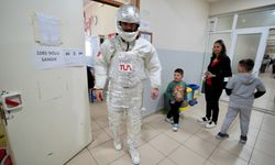 Düzce'de muay thai milli sporcusu, astronot kostümüyle oy kullandı