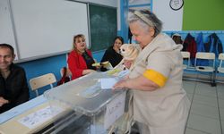 Edirne'de bir vatandaş oy kullanmaya köpeği ile geldi