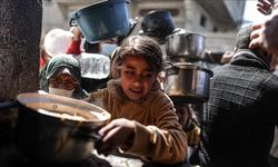 İsrail'in halkı zorla aç bıraktığı Gazze'de Filistinli çocuklar hayatta kalabilmek için çürük patates yiyor