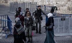 İsrail cuma namazında Filistinlilerin Mescid-i Aksa'ya girişini engelledi