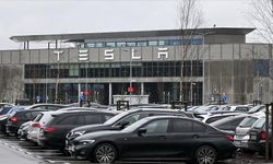 Almanya'da elektrik direğinde çıkan yangının ardından Tesla fabrikasında üretim durma noktasına geldi