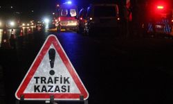 İzmir'de otomobil ile hafif ticari araç çarpıştı: 3 yaralı