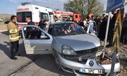 Kırıkkale'de 2 otomobil çarpıştığı kazada 4 kişi yaralandı