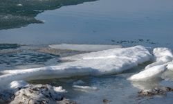 Buzları erimeye devam eden Çıldır Gölü dronla görüntülendi