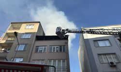 Balıkesir'de bir binanın çatısında çıkan yangın diğer yapılara sıçramadan söndürüldü