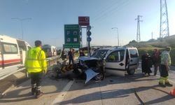 Bursa'da bariyerlere çarpan araçtaki 4 kişi yaralandı