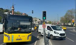 Arızalanan İETT otobüsü Eminönü'nde trafik yoğunluğuna neden oldu