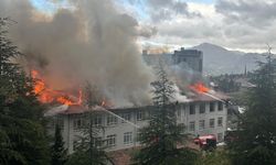 Isparta'da atıl durumdaki okulun çatısında çıkan yangında hasar oluştu