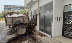 Bursa'da dükkana çarpan traktördeki 2 kişi yaralandı
