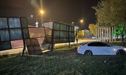 Erzurum'da reklam panosuna çarpan otomobildeki bir kişi yaralandı