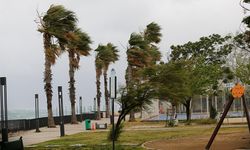 Antalya'da kuvvetli rüzgar ve yağış etkili oluyor