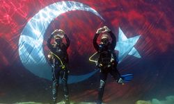 Fethiye'de dalgıçlar 23 Nisan'ı su altında kutladı