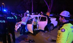 Kadıköy'de aydınlatma direğine çarpan otomobildeki 3 kişi yaralandı