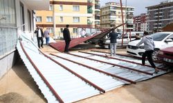 Kastamonu'da kuvvetli rüzgar nedeniyle binaların çatısı uçtu, ağaçlar devrildi