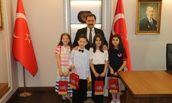 Adana ve Hatay'da valiler makam koltuklarını çocuklara devretti