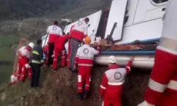 Güney Azerbaycan'da yolcu otobüsü devrildi: Ölü ve yaralılar var
