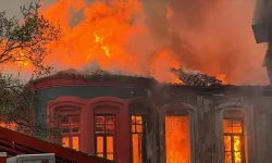 Kırklareli'nde 2 katlı tarihi binada çıkan yangın söndürüldü