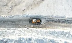 Ağrı'da ekipler dozerin boyunu aşan kar kütleleriyle mücadele ediyor