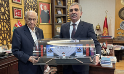 MHP'li Yıldız, MHP Lideri'ne; MHP kongresine ait bir görüntünün minyatür maketini hediye etti.