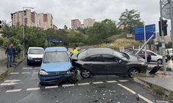 Kağıthane'de 3 aracın karıştığı kazada 3 kişi yaralandı
