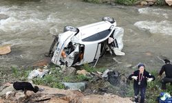 Erzincan'da dereye devrilen otomobildeki 1 kişi öldü, 1 kişi yaralandı